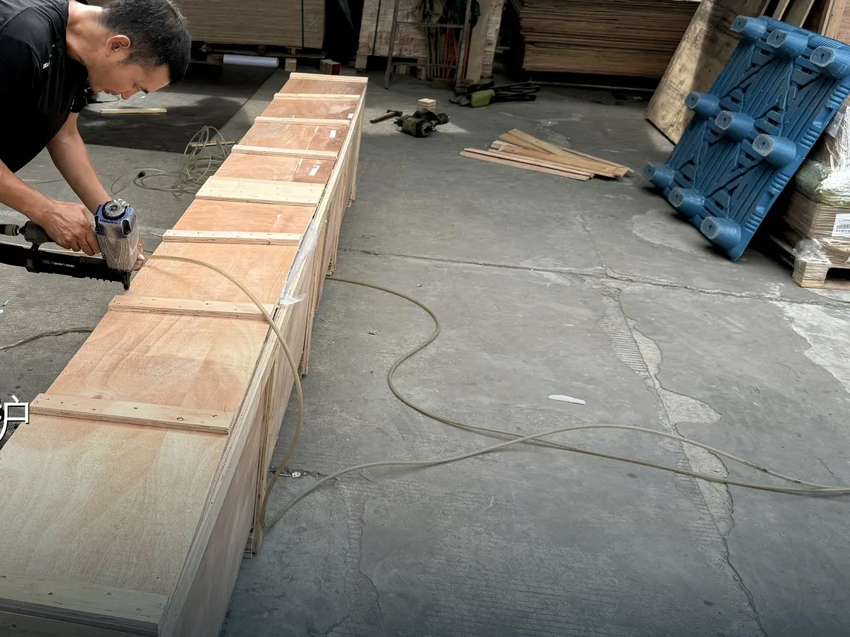 BuildCargo Logistics long-crate fastening and protective packing worksite